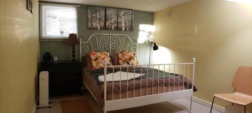 Cozy Ground Level Suite With semi Private Entrance