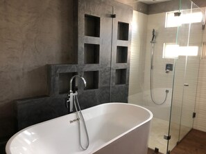 Badewanne, Haartrockner, Bidet, Handtücher