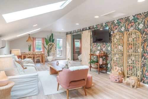 Boho Retreat w/Large Patio-15 min to Q2 Stadium & Domain