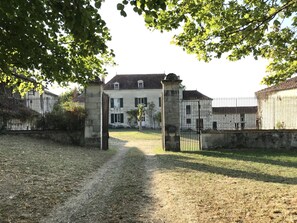 Property grounds - Very spacious Guesthouse near  Richelieu (Razines)