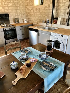 Fridge, oven, dishwasher, coffee/tea maker - Very spacious Guesthouse near  Richelieu (Razines)