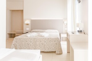 Schreibtisch, laptopgeeigneter Arbeitsplatz, Babybetten