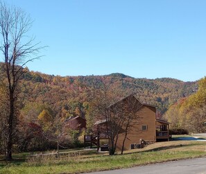 Exterior - Easy Access/Theater-Game Rm/Fire Pit/HotTub/WiFi/Large Yard/View/Pool Access (Sevierville)
