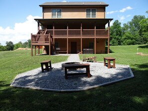 Outdoor dining - Easy Access/Theater-Game Rm/Fire Pit/HotTub/WiFi/Large Yard/View/Pool Access (Sevierville)