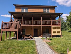 Exterior - Easy Access/Theater-Game Rm/Fire Pit/HotTub/WiFi/Large Yard/View/Pool Access (Sevierville)