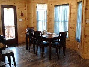 Dining - Easy Access/Theater-Game Rm/Fire Pit/HotTub/WiFi/Large Yard/View/Pool Access (Sevierville)