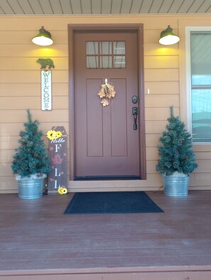 Exterior detail - Easy Access/Theater-Game Rm/Fire Pit/HotTub/WiFi/Large Yard/View/Pool Access (Sevierville)