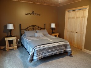 4 bedrooms, iron/ironing board, free WiFi, bed sheets - Easy Access/Theater-Game Rm/Fire Pit/HotTub/WiFi/Large Yard/View/Pool Access (Sevierville)