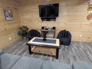 تلفزيون ذكي، مدفأة، مشغل دي في دي، كرة قدم الطاولة