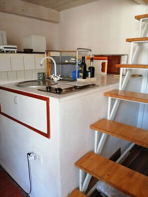 Fridge, oven, stovetop, coffee/tea maker