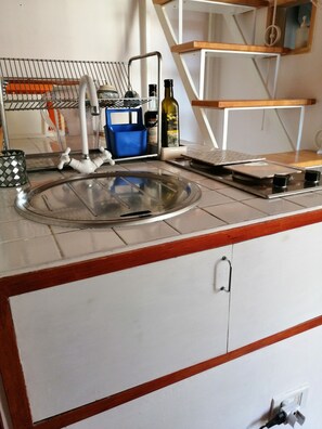 Fridge, oven, stovetop, coffee/tea maker