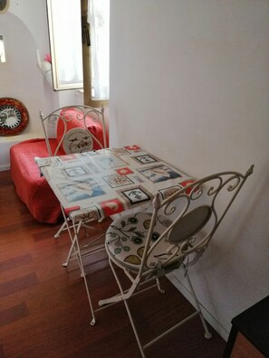 Iron/ironing board, bed sheets