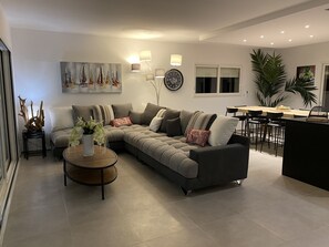 Smart TV, fireplace, books, stereo - House 150m², 500m from the beach and numerous coves. (LUMIO)