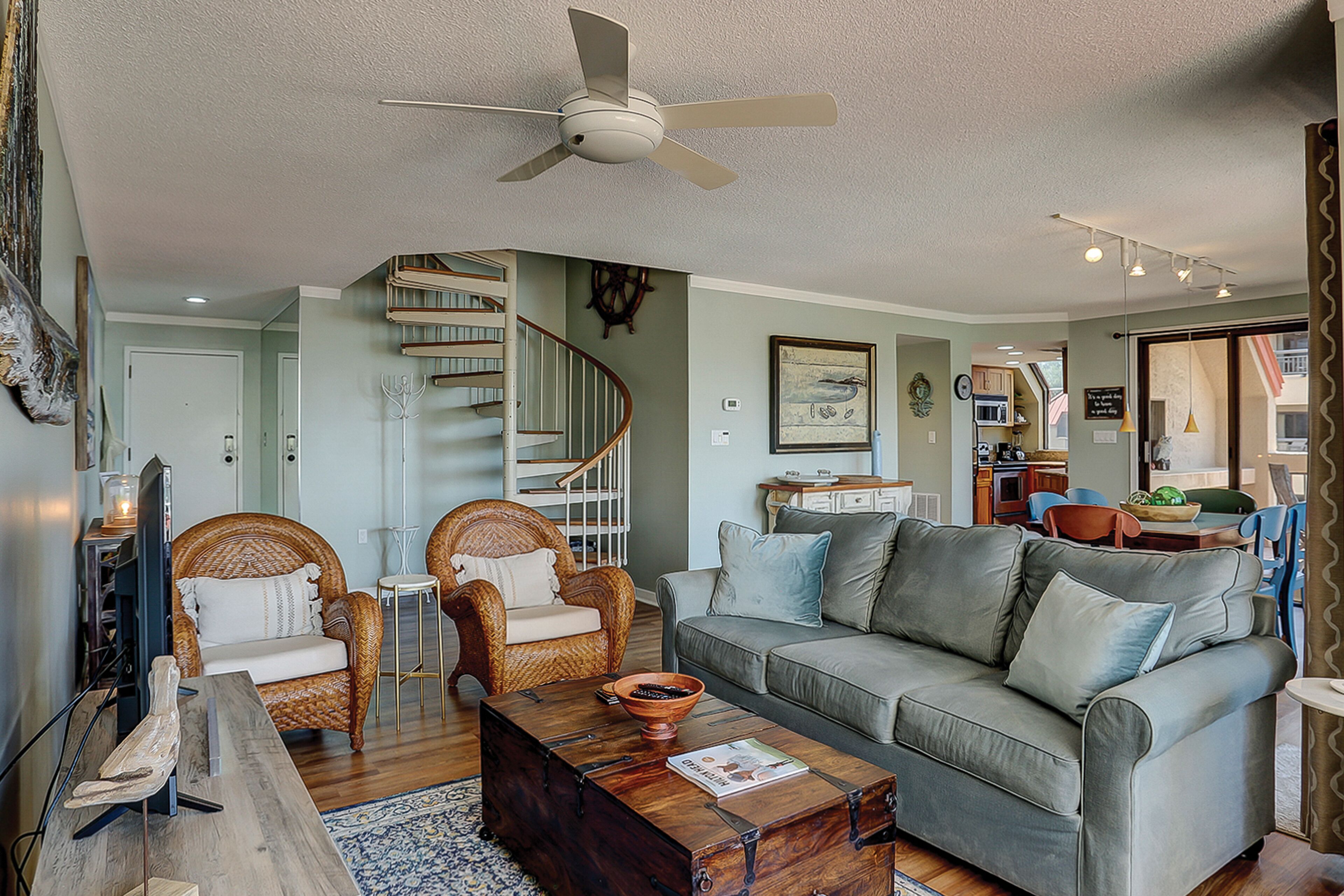 Fernseher, DVD-Player, Bücher