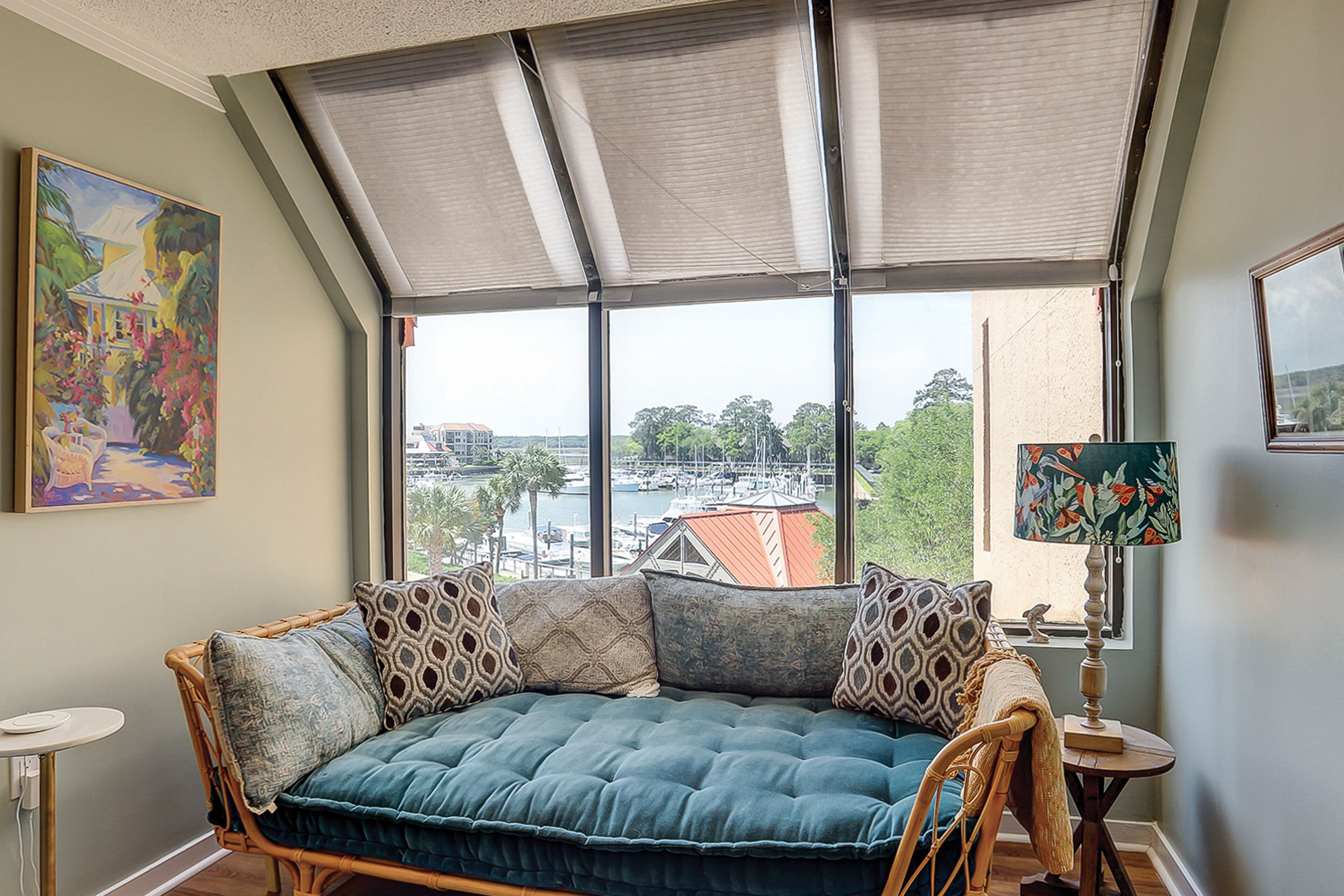 Télévision, lecteur de DVD, livres