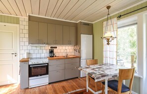 Frigorífic, forn, placa de cuina i cafetera i tetera 
