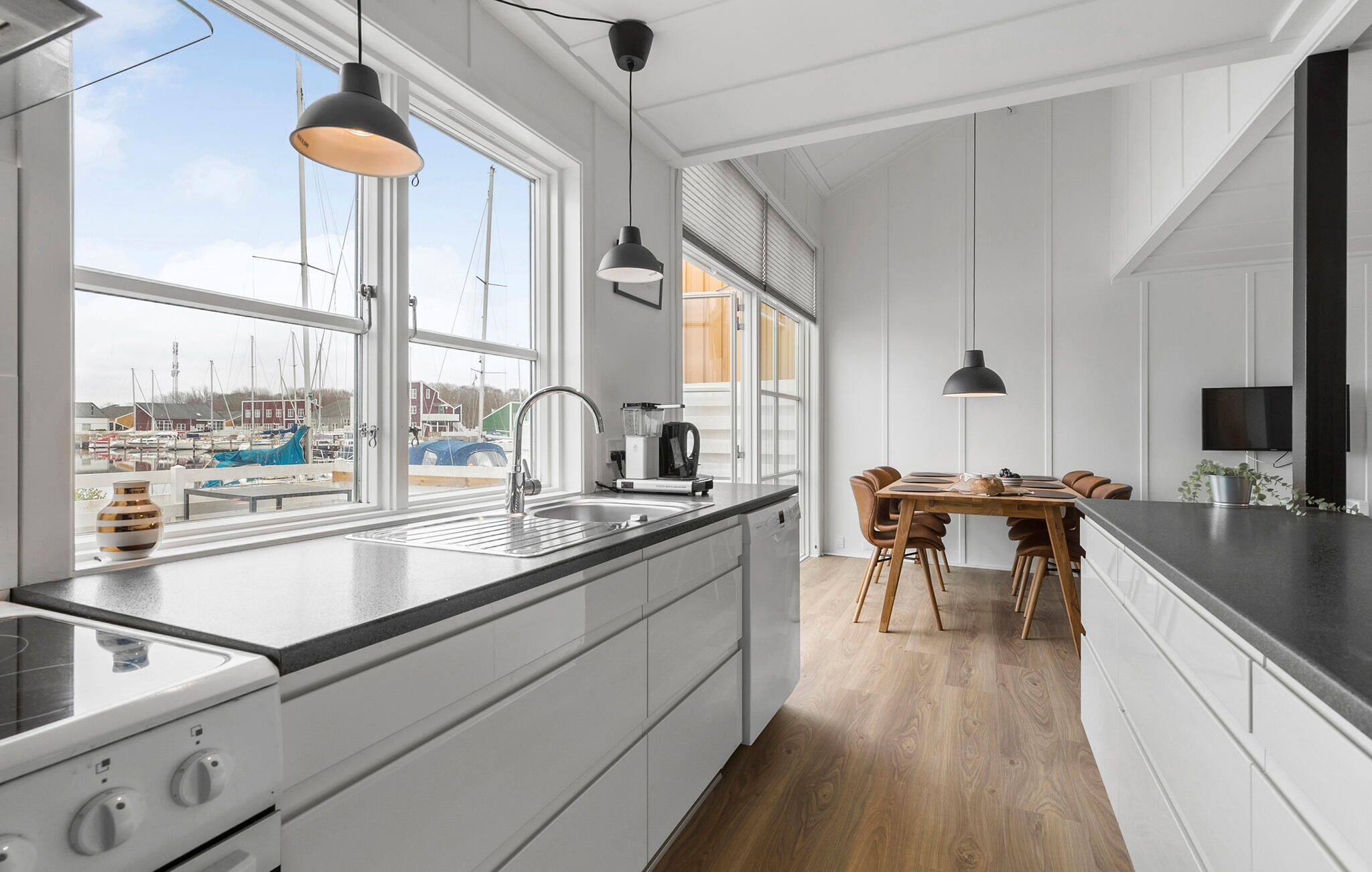 Réfrigérateur, plaque de cuisson, lave-vaisselle, cafetière/bouilloire