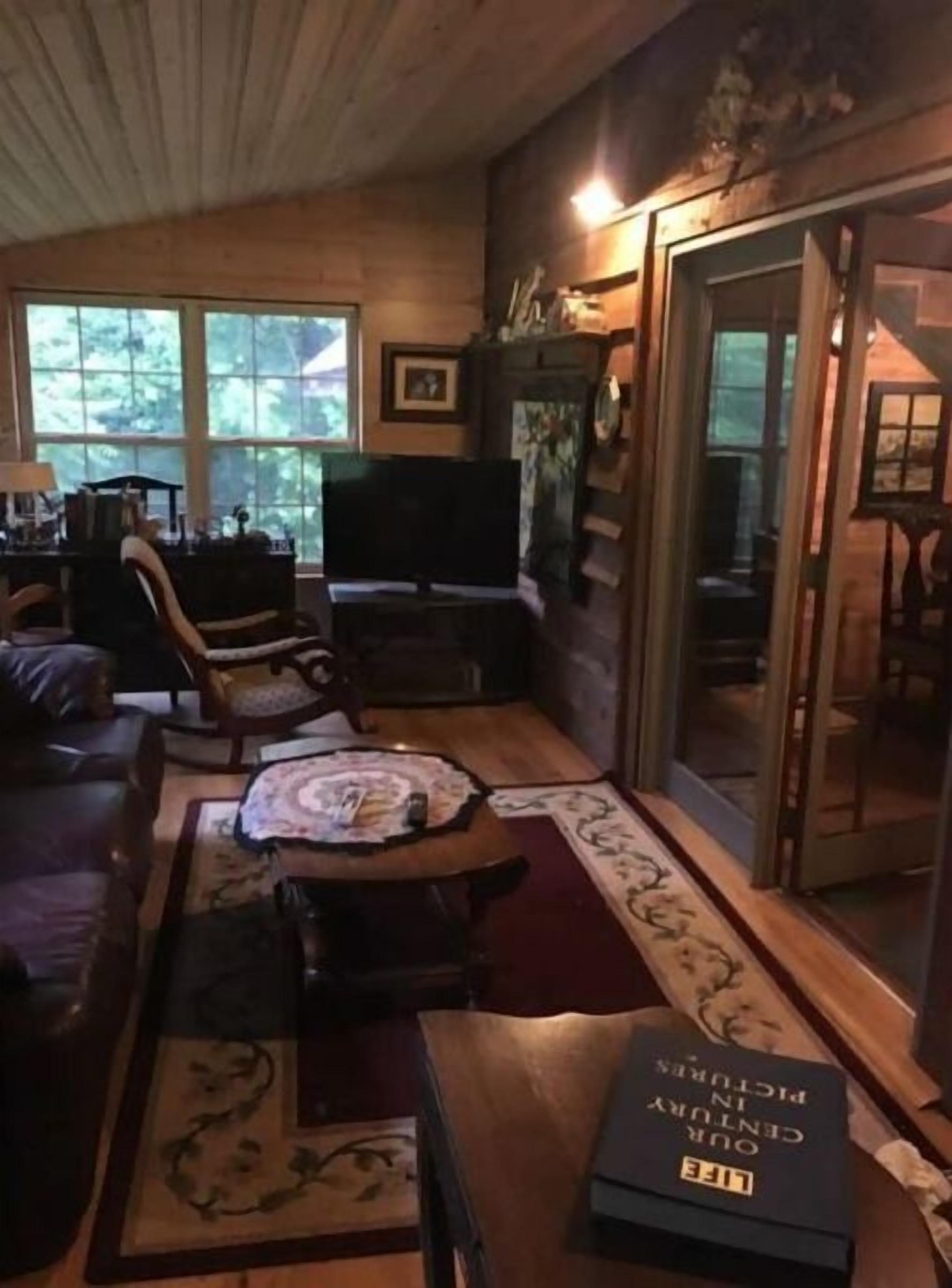 Smart TV, fireplace, DVD player, books