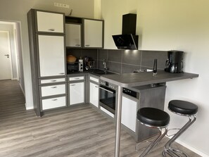 Réfrigérateur, four à micro-ondes, un four, surface de cuisson