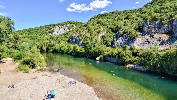 A river surrounded by lush greenery and rocky cliffs. - Cozy home in Méjannes-le-Clap (Méjannes-le-Clap)
