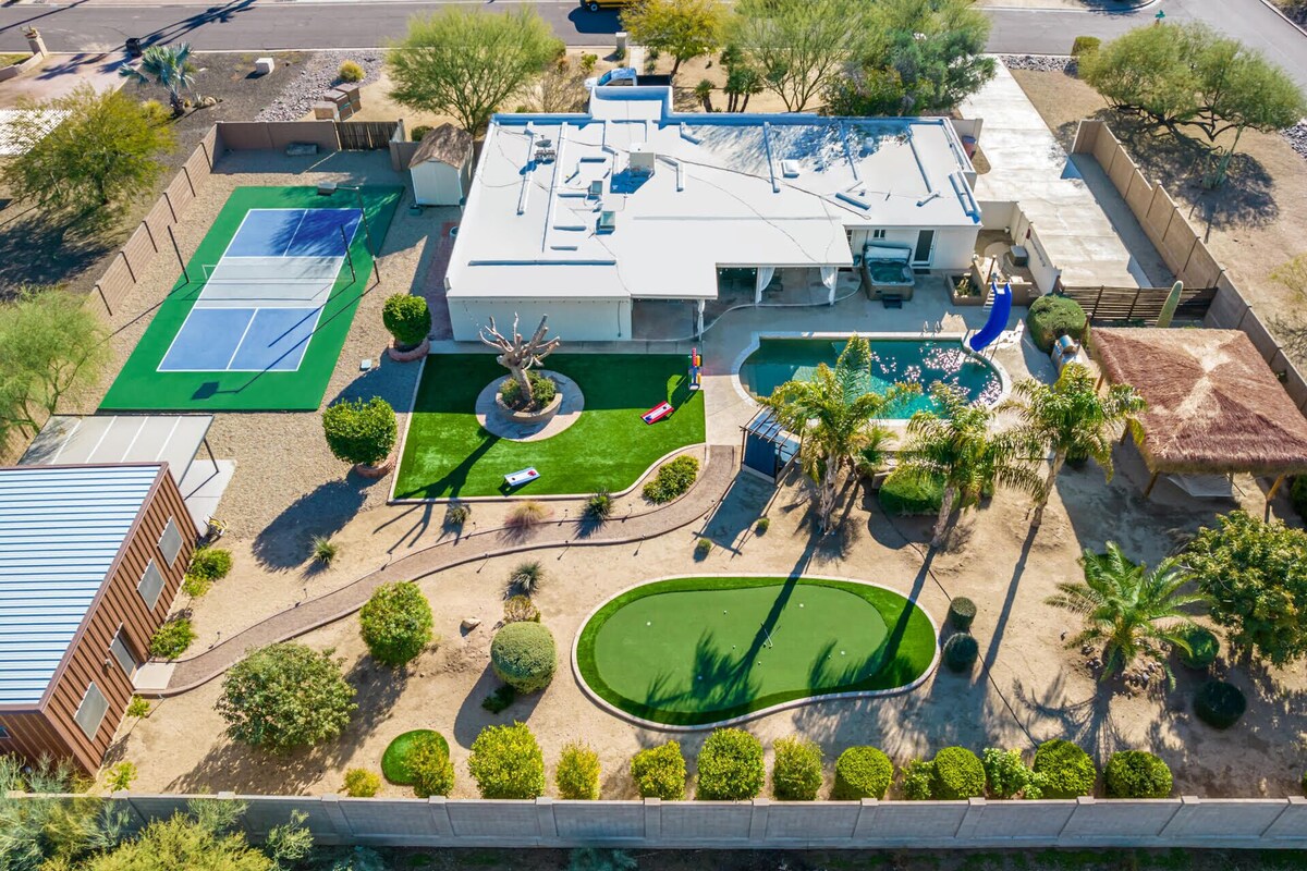 Pickleball in Paradise- 6 bedrooms, pool, spa, arcade, putting green & sports/pickleball/volleyball!