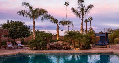 Pickleball in Paradise- 6 bedrooms, pool, spa, arcade, putting green & sports/pickleball/volleyball!