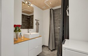 Shower - Gorgeous home in Toftlund with WiFi (Toftlund)