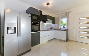 ثلاجة، موقد طهي مسطح، ماكينة لصنع القهوة/الشاي