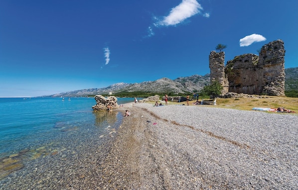 بالقرب من الشاطئ