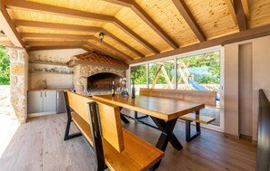 تناول الطعام بالخارج