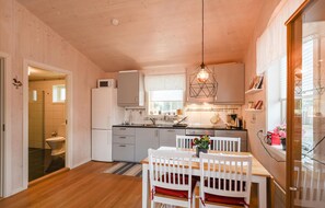 Kylskåp, ugn, spishäll och diskmaskin