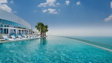 4 udendørs pools, hytter (tillægsgebyr), parasoller