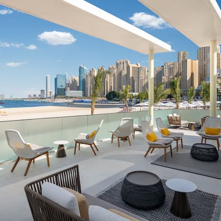 10 restaurants, breakfast served