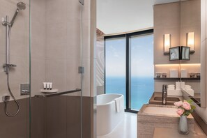 One Bedroom Sea View Suite | Bathroom - Address Beach Resort (Dubai)