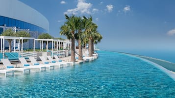 4 piscines a l'aire lliure (horari: 08:00-18:00) i cabanes gratuïtes