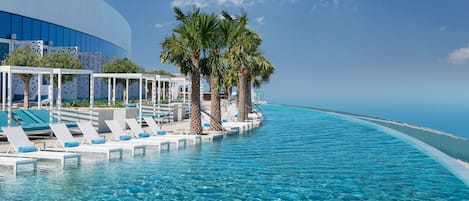 4 ulkouima-allasta avoinna 8.00–18.00, ilmaisia cabañoita