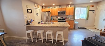 Bed & Breakfast Nook †Fenced Yard †Hot Tub †Heated Floors †Pet Friendly