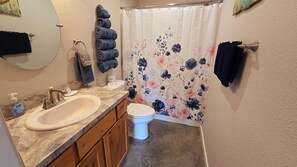 Combinazione doccia/vasca, asciugacapelli, asciugamani, sapone