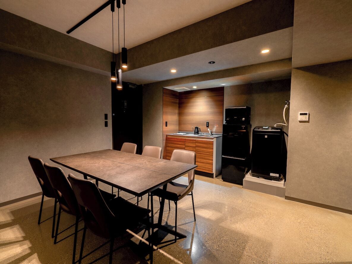 Deluxe Room | Living area | Flat-screen TV