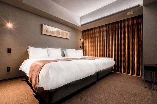 Desk, soundproofing, free WiFi, bed sheets