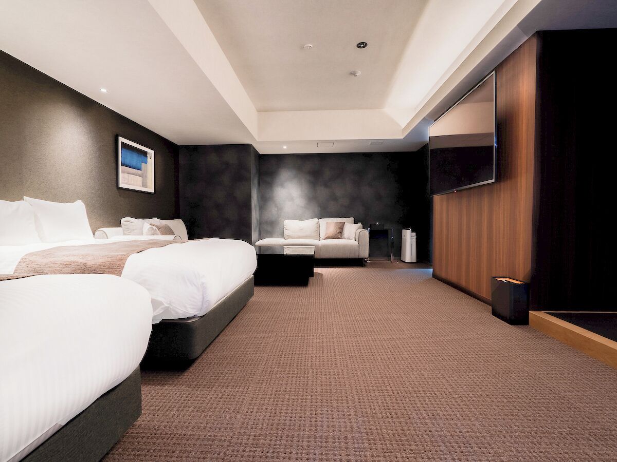 Separate tub and shower, free toiletries, hair dryer, bathrobes