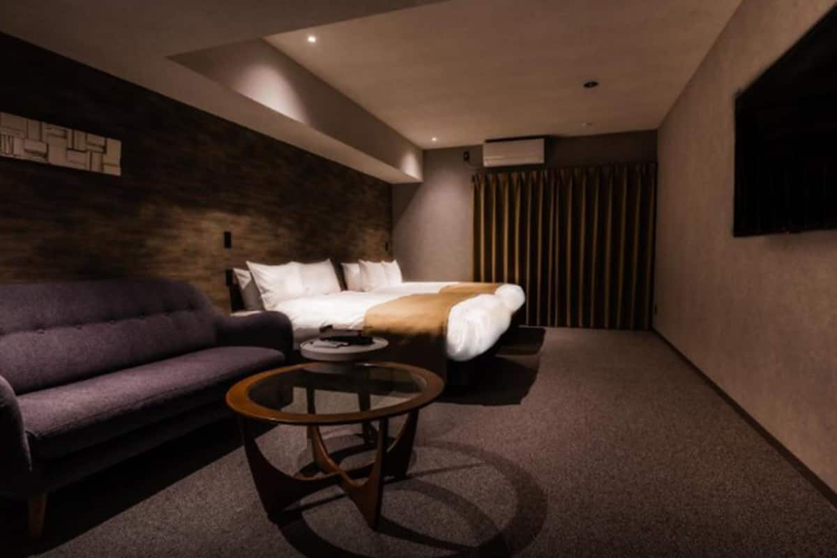 2 bedrooms, desk, soundproofing, free WiFi