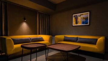 Escritorio, sistema de insonorización, wifi gratis y ropa de cama