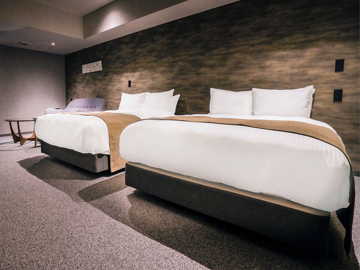 Escritorio, sistema de insonorización, wifi gratis y ropa de cama 