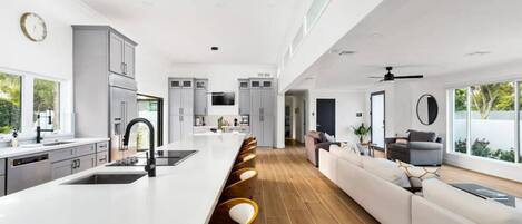 Refrigerador, microondas, horno y parrilla de estufa