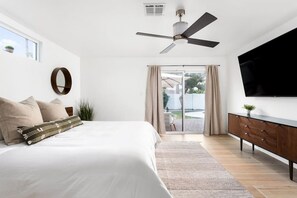 4 slaapkamers, een bureau, een strijkplank/strijkijzer, reisbedje