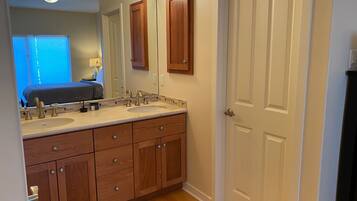 2 chambres, fer et planche Ă repasser, Wi-Fi, draps fournis