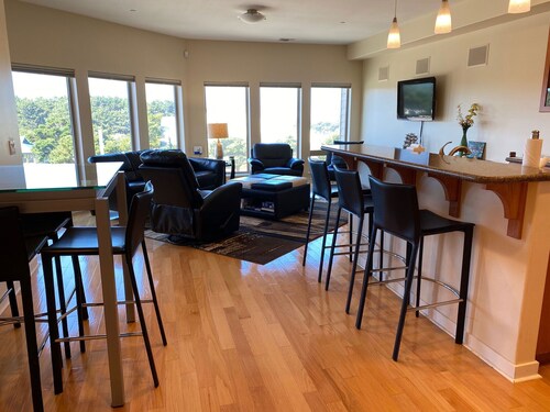 Ultra Modern Condo located in the Heart of Yachats! Walk to everything!