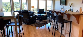 Ultra Modern Condo located in the Heart of Yachats! Walk to everything!