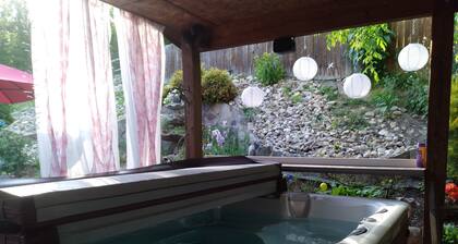 Stay Together! Mini farm escape, sleeps 10, Hot tub, covered porches
